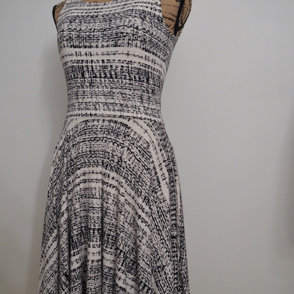 Black and White Print Shift dress - Picture 3 of 7